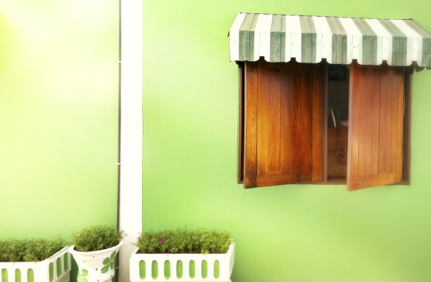 绿色墙上的窗户图片下载