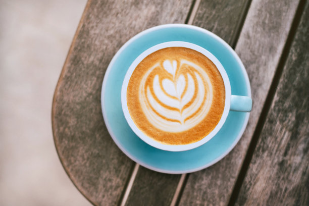 新鲜风味的咖啡艺术在木制背景上。图片下载