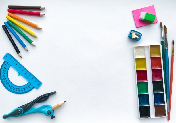 平铺文具学校和创意，绘画和工艺品(水彩画颜料，彩色铅笔，笔记本，沙漏)与白色纹理粗糙的水彩纸与文字空间图片下载