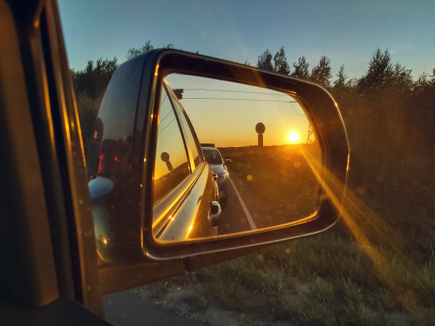 汽车镜子里的晚霞。图片下载