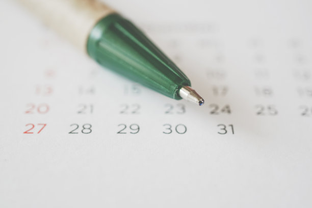 蓝色圆珠笔的特写指向日历上的31图片下载