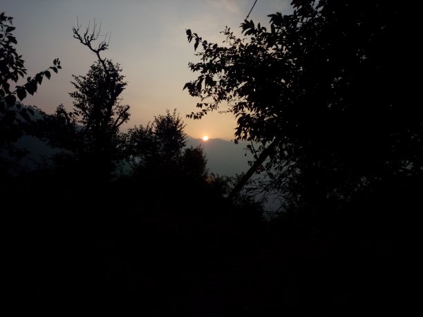 村庄里的夕阳景色图片下载