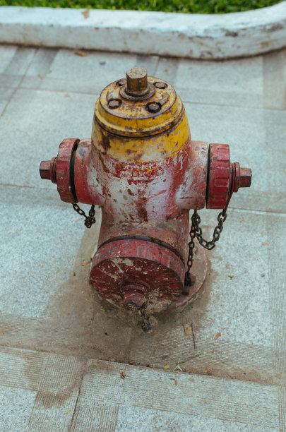 越南街道上的红色消防栓图片下载