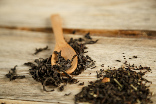 不同品种的天然茶在竹匙上在一个木制的背景图片下载