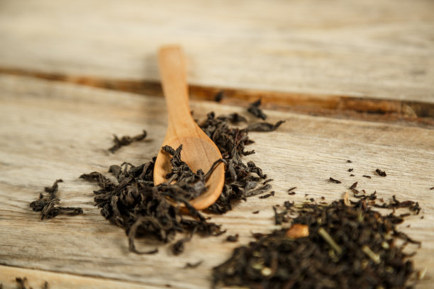 不同品种的天然茶在竹匙上在一个木制的背景图片下载