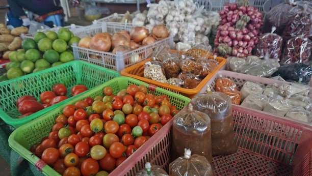 老挝琅勃拉邦清晨菜市场，蔬菜和香料图片下载
