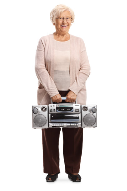老妇人微笑着拿着收音机图片下载