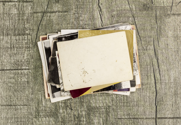 木桌上放着怀旧的老照片图片下载