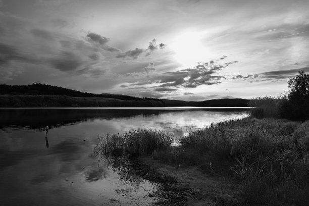 利普诺大坝，捷克共和国，日落黑与白图片下载