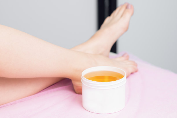 在女人的脚边开了一个白色的蜡罐，上面留有复印的空间。图片下载