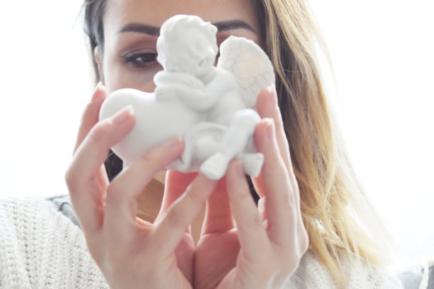 女人在屋里，抱着小天使图片下载