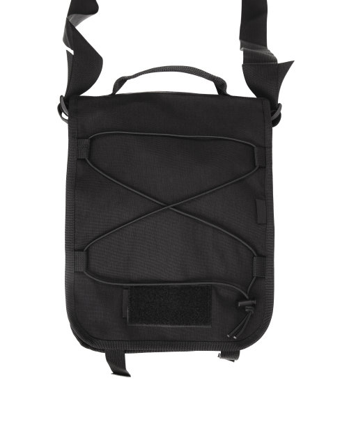 现代肩包孤立在一个白色的背景。男子现代黑色战术包。图片下载