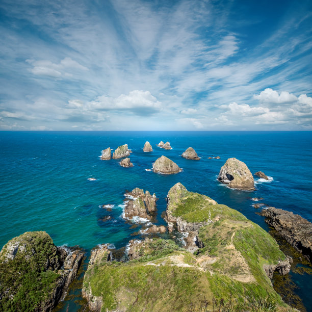俯视着新西兰南岛的金块点的岩石。图片下载