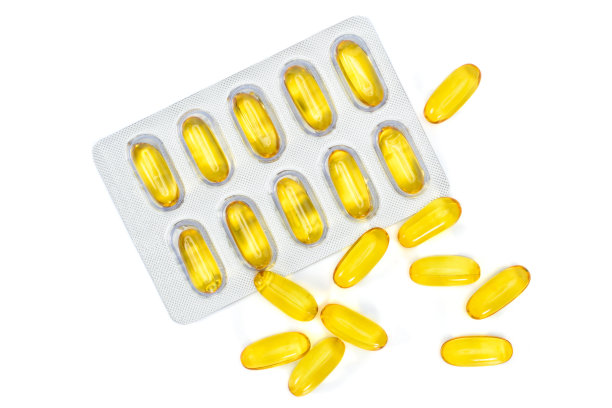 欧米加3胶囊包装在泡罩和单独。俯视图鱼油胶囊，特写孤立在白色背景。图片下载