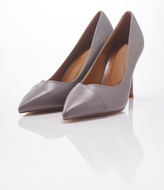 细高跟鞋与反射孤立的白色背景图片下载