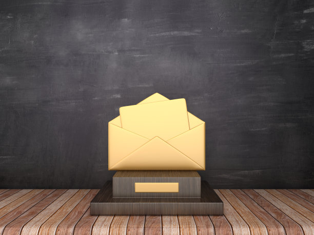 奖杯与信封在木地板-黑板背景- 3D渲染图片下载