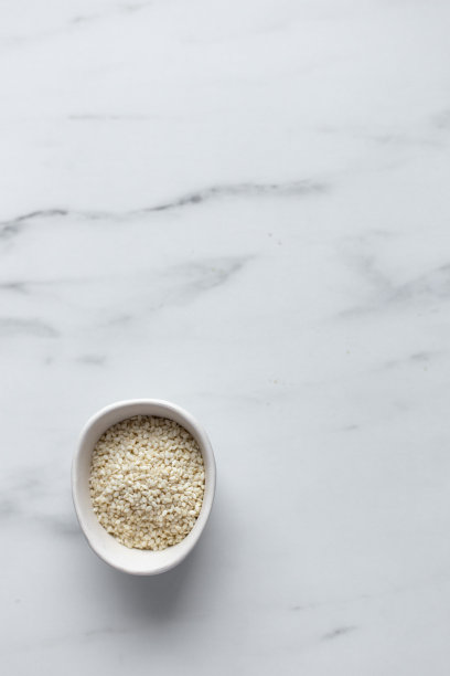 芝麻种子在大理石背景与复制空间图片下载