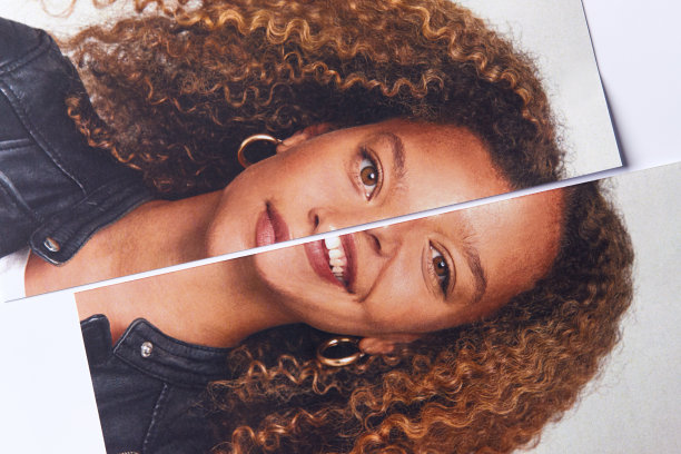 精神健康概念与图片的女人分裂成两半与快乐和悲伤的表情图片下载