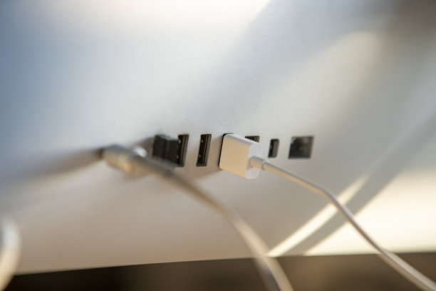 连接笔记本电脑的局域网线，HDMI线，USB存储器。图片下载