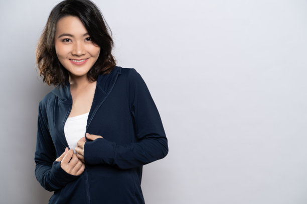 一个健康的女人的肖像孤立在白色的背景图片下载