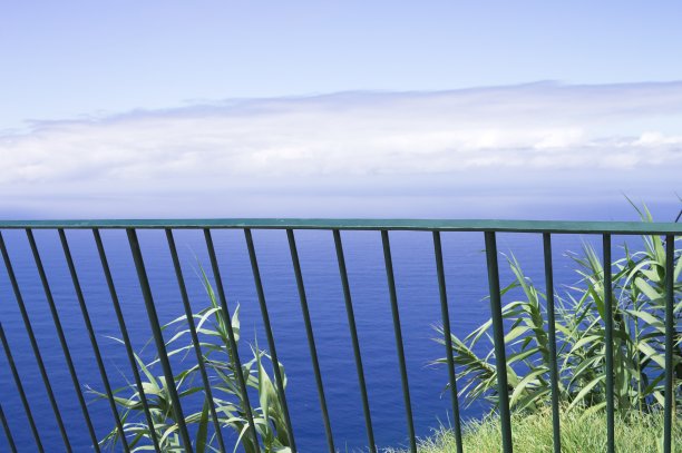 大西洋上方的金属栅栏(葡萄牙马德拉)图片下载