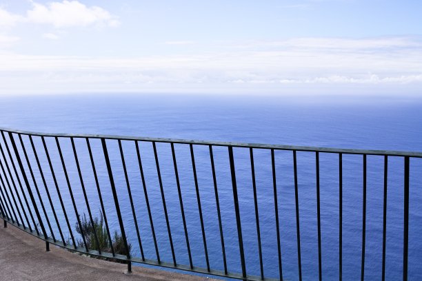 大西洋上方的金属栅栏(葡萄牙马德拉)图片下载