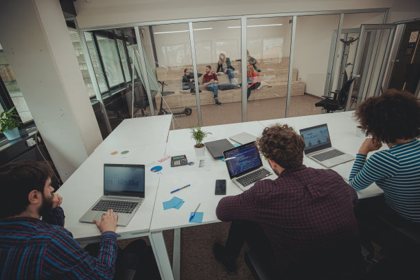 在办公室忙了一天图片下载