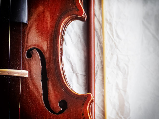 小提琴半正面的抽象艺术设计背景，复古和艺术色调，周围模糊的灯光图片下载