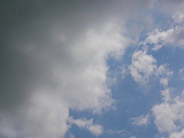 雨云正在形成，并在蓝天中移动图片下载