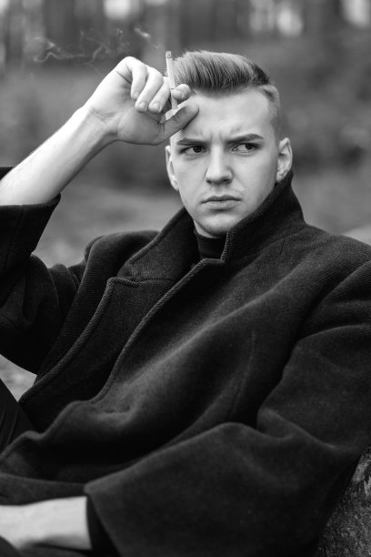 帅气的男人穿着外套抽着烟，艺术人像的男人，黑白照片图片下载