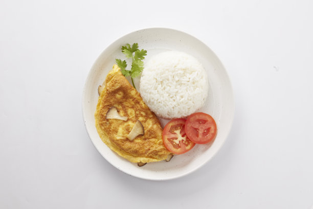 蘑菇炒饭放在白色的盘子上，背景是白色的。图片下载