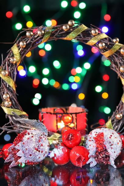 石榴、圣诞花环、新年烛台图片下载