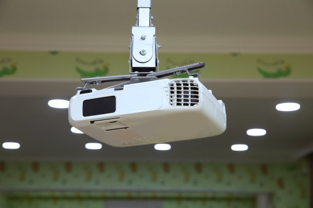 商务会议或演讲的投影仪。用于办公室和培训设施。辐照。带复印空间的会议室天花板上的4K高清投影仪。图片下载