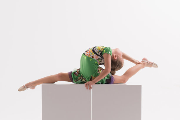 小女孩在芭蕾舞室做劈叉图片下载