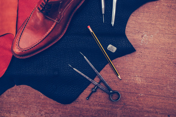 男式棕色皮鞋、皮革制鞋工具和套皮革工艺工具图片下载