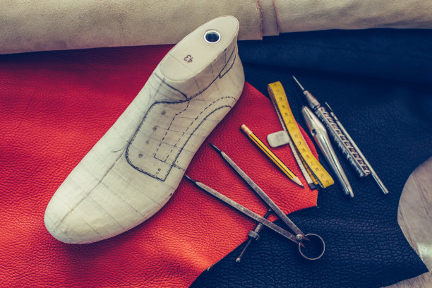木桌上的制鞋工具图片下载