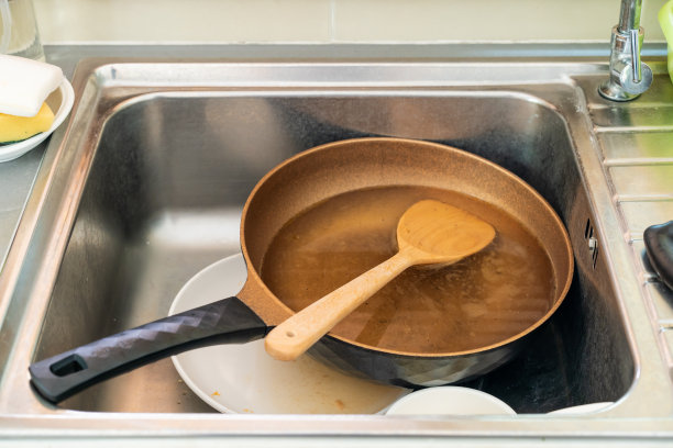 肮脏的厨房。图片下载