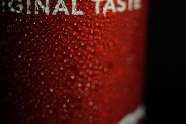 红色碳酸罐上有水滴图片下载