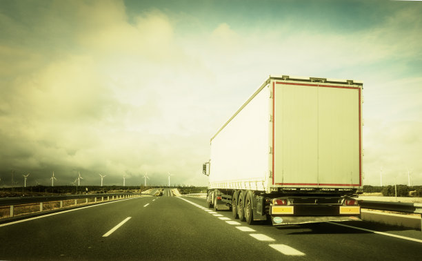 在路上开卡车图片下载