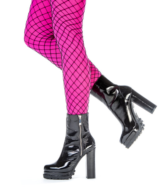女人的腿在渔网与闪亮的高跟鞋脚踝靴图片下载