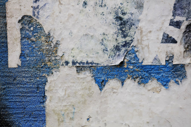 从用作广告牌的墙上撕下来的纸片图片下载