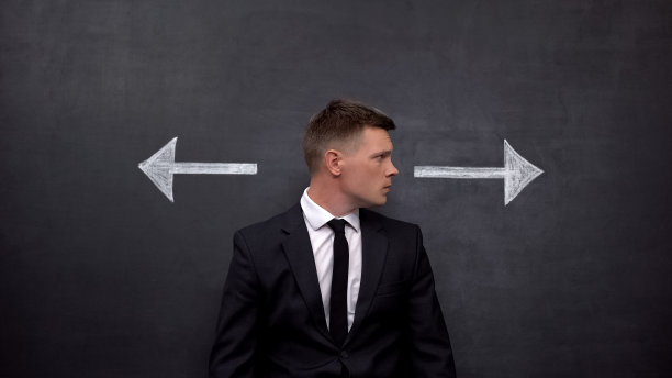 困惑的商人站在箭头之间，选择正确的方向，利润图片下载