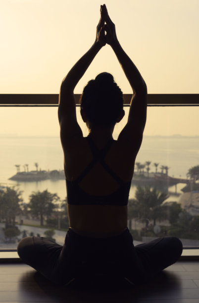 在海景房练习瑜伽的女人图片下载