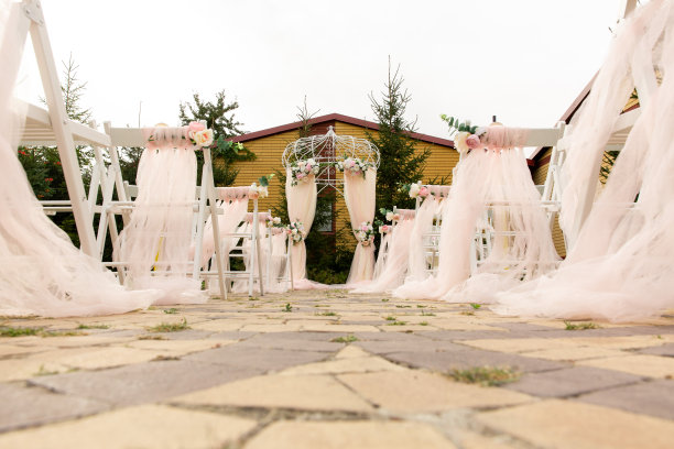 婚礼上装饰的婚礼拱门。漂亮的婚礼装饰和客人的椅子图片下载