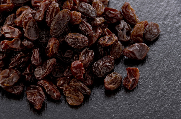 黑石背景上的葡萄干图片下载