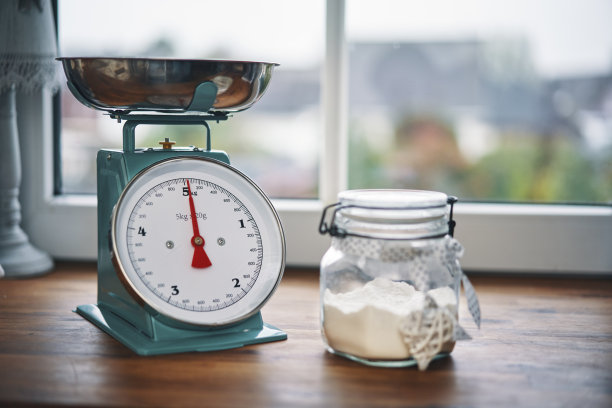 用秤称面粉图片下载