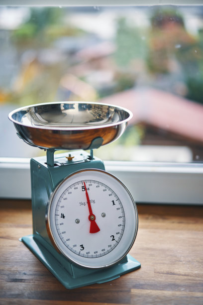 厨房台面上的厨房秤图片下载