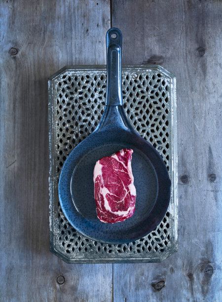 煎锅中的生牛排图片下载