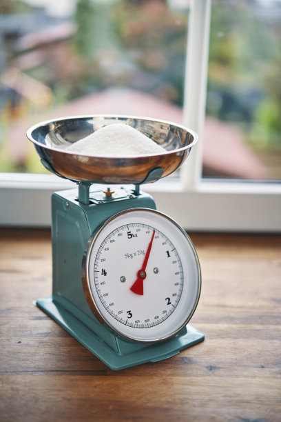 用秤称面粉图片下载
