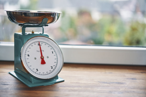 厨房台面上的厨房秤图片下载